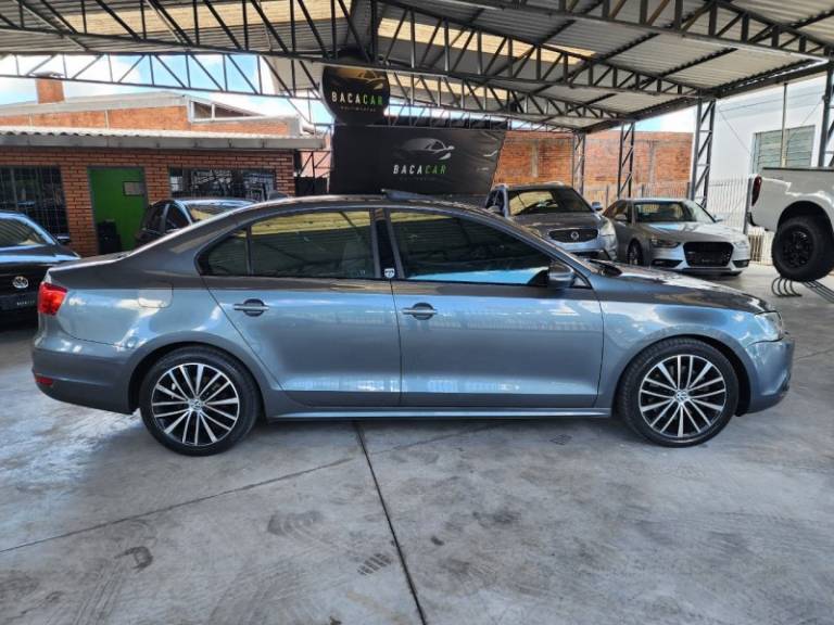 VOLKSWAGEN - JETTA - 2011/2012 - Cinza - Sob Consulta